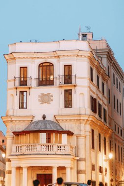  Eski İtalya 'nın mimarisi ve binaları. Roma sokaklarının akşam manzarası.