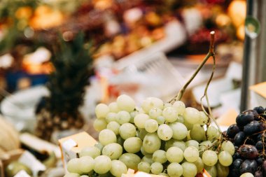 Makro ateşte meyveler. Pazarda sergilenen üzümler. 