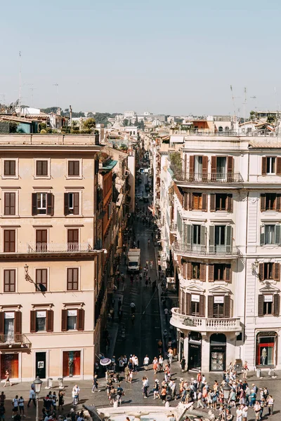 Eski İtalya 'nın mimarisi ve binaları. Roma sokaklarının akşam manzarası. 