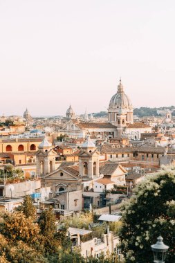 Eski şehrin mimarisi ve panoramaları. İtalya 'da Roma' nın gün batımı ve sokakları. 