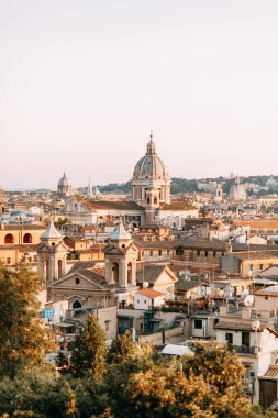 Eski şehrin mimarisi ve panoramaları. İtalya 'da Roma' nın gün batımı ve sokakları. 
