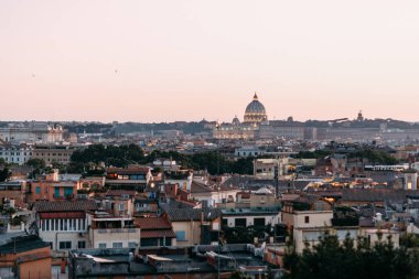 Eski şehrin mimarisi ve panoramaları. İtalya 'da Roma' nın gün batımı ve sokakları. 