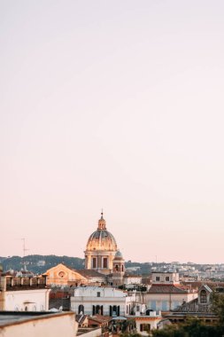 Eski şehrin mimarisi ve panoramaları. İtalya 'da Roma' nın gün batımı ve sokakları. 