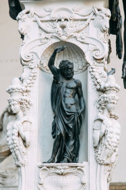 Roma 'nın mimarisi ve manzarasının ayrıntıları. Parklarda çeşmeler ve heykeller. 