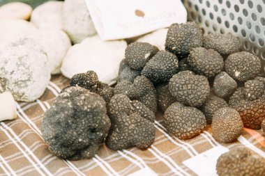 İtalyan yemeği ve ürünleri. Vitrindeki mantarlar. 