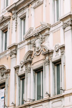 Eski şehrin akşam panoramaları. Sokaklar ve Roma manzarası. 