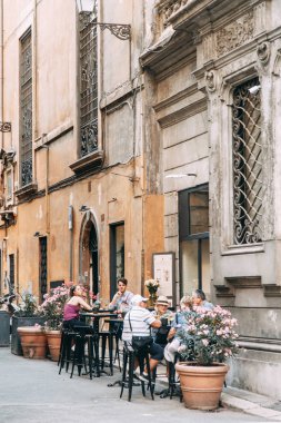 Eski şehrin akşam panoramaları. Sokaklar ve Roma manzarası. 