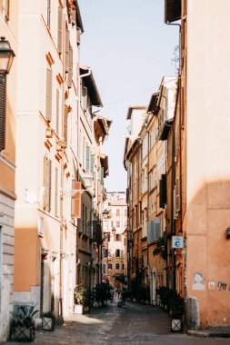 Eski şehrin akşam panoramaları. Sokaklar ve Roma manzarası. 