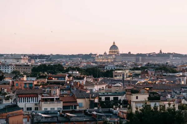 Eski şehrin mimarisi ve panoramaları. İtalya 'da Roma' nın gün batımı ve sokakları. 