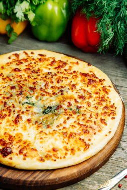  Ahşap arka planda sebze dekoru olan Azerbaycan restoranı yemeği. Yönetim kurulunda Megrelian dilinde Khachapuri.