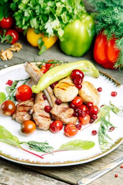 Ahşap arka planda restoran yemeği. Azerbaycan şiş kebap ve ızgara kaburga.. 