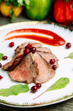 Ahşap arka planda restoran yemeği. Azerbaycan şiş kebap ve ızgara kaburga.. 