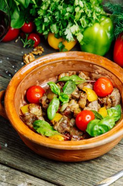 Biftek yahnisi, restoran yemeği. Kil kasede sığır eti ile sebze güveci. 