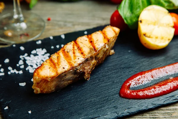 Prato Restaurante Com Decoração Vegetal Fundo Madeira Salmão Frito Uma — Fotografia de Stock