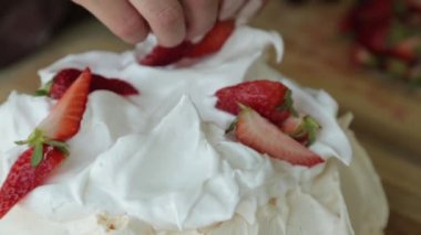 Kremalı Pavlovas tatlısı kıtır kıtır ve yumuşak içinde hafif meyveler ve çırpılmış krema. Tatlı..