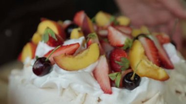 Kremalı Pavlovas tatlısı kıtır kıtır ve yumuşak içinde hafif meyveler ve çırpılmış krema. Tatlı..
