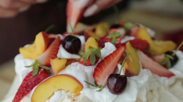 Meringue Pavlovas dessert met een knapperige korst en zachte, lichte binnenkant, topped fruit en slagroom. Gesneden dessert. — Stockvideo