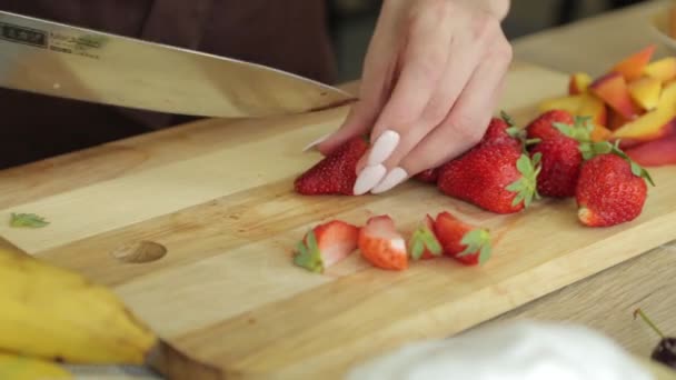 手の女性は、木の板の上に梨をカットベジタリアン成分は熟したフルーツボード料理を調理新鮮な健康 — ストック動画