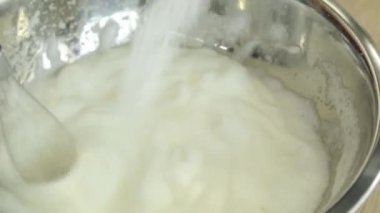 Ağır çekimde karıştırıcıyla beyaz krem şanti. Tatlı Pavlova.
