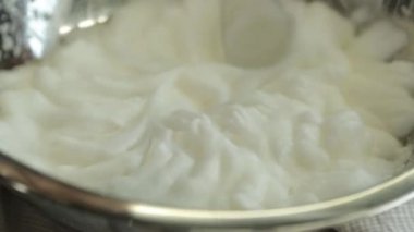Ağır çekimde karıştırıcıyla beyaz krem şanti. Tatlı Pavlova.