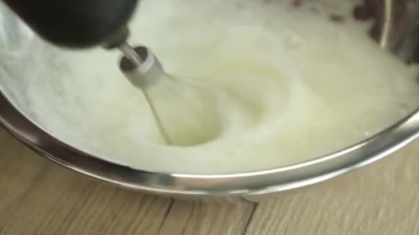 Witte slagroom met een mixer in slow motion. Toetje Pavlova. — Stockvideo