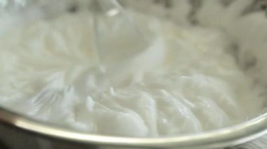 Ağır çekimde karıştırıcıyla beyaz krem şanti. Tatlı Pavlova.