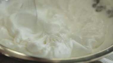 Ağır çekimde karıştırıcıyla beyaz krem şanti. Tatlı Pavlova.