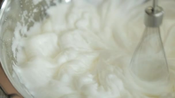 Fehér krém ostorozása egy lassított felvételű mixerrel. Desszert Pavlova. — Stock videók