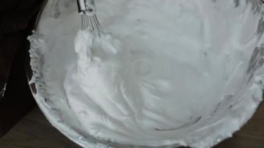 Ağır çekimde karıştırıcıyla beyaz krem şanti. Tatlı Pavlova.