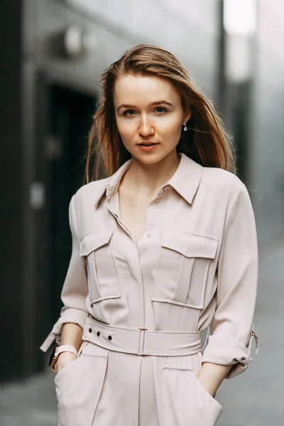 Donna d'affari felice con le braccia incrociate appoggiata a un muro. Sorridi ragazza sulla strada . — Foto Stock