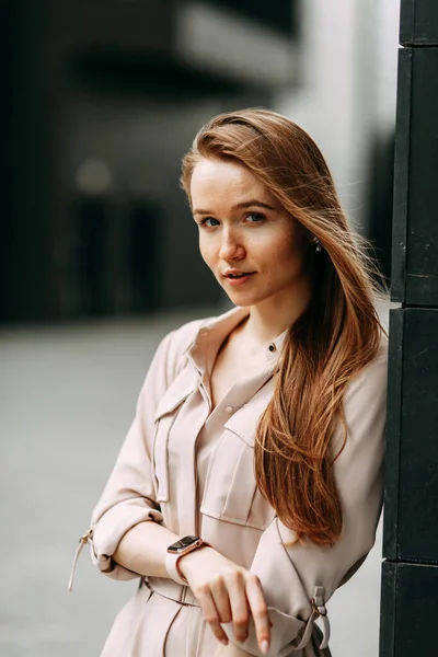 Donna d'affari felice con le braccia incrociate appoggiata a un muro. Sorridi ragazza sulla strada . — Foto Stock