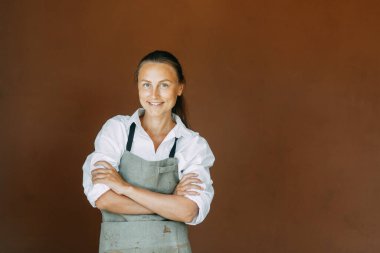 Güzel çömlek ustası kadın ustadaki kil tenceresinden kalıplar. Bayan öğrenci heykeltraş çömlekçi çarkındaki kille ve atölyedeki aletlerle çalışıyor. ilham ve yaratıcılık
