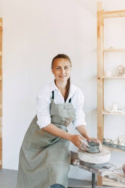 Çömlekçisinde bir iş kadını. İş yerindeki bir kız çömlek atölyesinde kille birlikte..