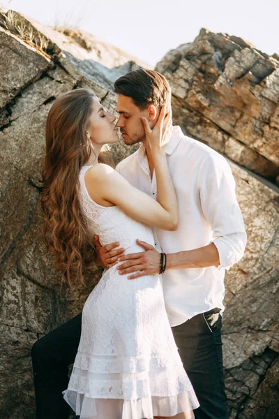 Una feliz pareja joven a punto de besarse. Pareja paseos en la naturaleza al atardecer . —  Fotos de Stock