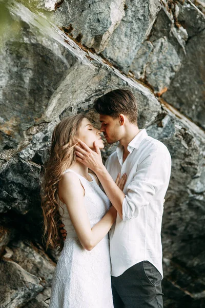 幸せな若いカップルがキスしようとしています。日没時にカップルが自然の中を歩く. — ストック写真