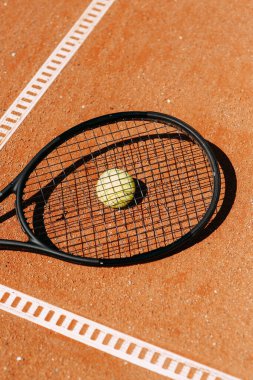 Tenis kortunda güzel bir atlet kız. Tenis antrenmanı, raket ve top, konsept.