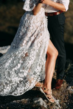 Boho tarzında güzel bir düğün çifti. Günbatımında Avrupa tarzı güzel sanatlarda düğün.