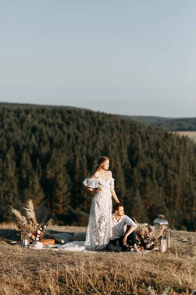 Hermosa pareja de boda en la naturaleza en estilo boho. Boda en el estilo europeo de fineart al atardecer . —  Fotos de Stock