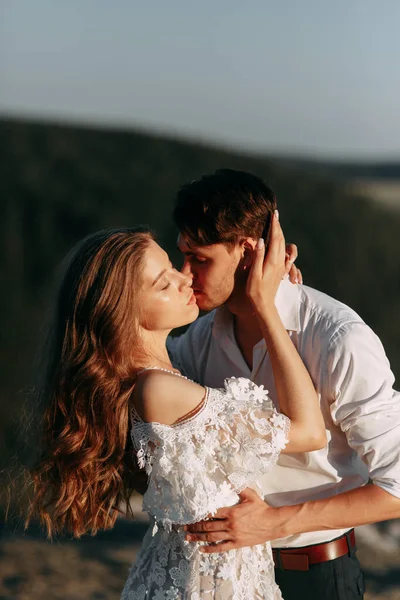 Casal bonito na natureza em estilo boho. Casamento no estilo europeu de fineart ao pôr do sol . — Fotografia de Stock