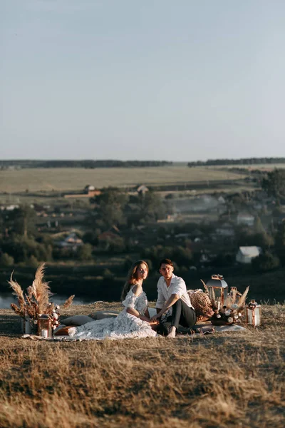 Bella coppia di nozze in natura in stile boho. Matrimonio in stile europeo di fineart al tramonto. — Foto Stock
