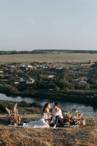 Vackra bröllop par i naturen i boho stil. Bröllop i europeisk stil vid solnedgången. — Stockfoto