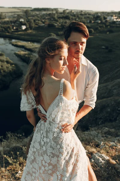 Casal bonito na natureza em estilo boho. Casamento no estilo europeu de fineart ao pôr do sol . — Fotografia de Stock