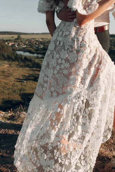 Hermosa pareja de boda en la naturaleza en estilo boho. Boda en el estilo europeo de fineart al atardecer . — Foto de Stock