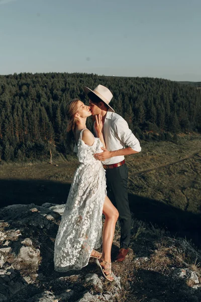 Vackra bröllop par i naturen i boho stil. Bröllop i europeisk stil vid solnedgången. — Stockfoto