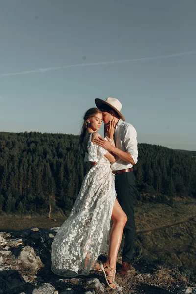 Casal bonito na natureza em estilo boho. Casamento no estilo europeu de fineart ao pôr do sol . — Fotografia de Stock