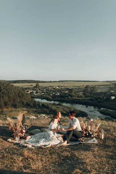 Boho tarzında güzel bir düğün çifti. Günbatımında Avrupa tarzı güzel sanatlarda düğün. — Stok fotoğraf