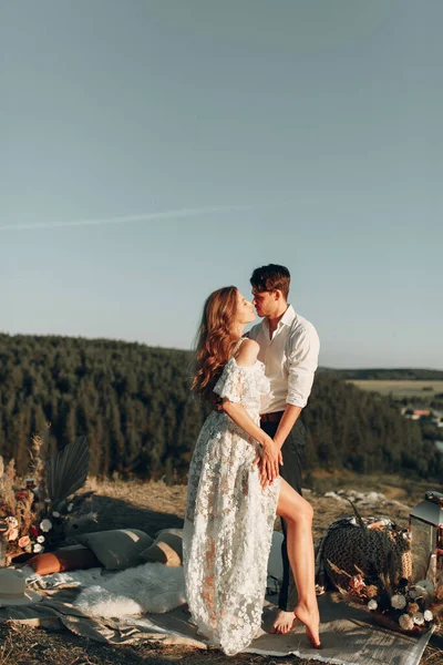 Casal bonito na natureza em estilo boho. Casamento no estilo europeu de fineart ao pôr do sol . — Fotografia de Stock