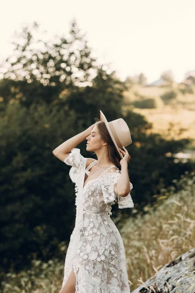 Schöne Braut in der Natur im Boho-Stil. Hochzeit im europäischen Stil der Fineart bei Sonnenuntergang. — Stockfoto