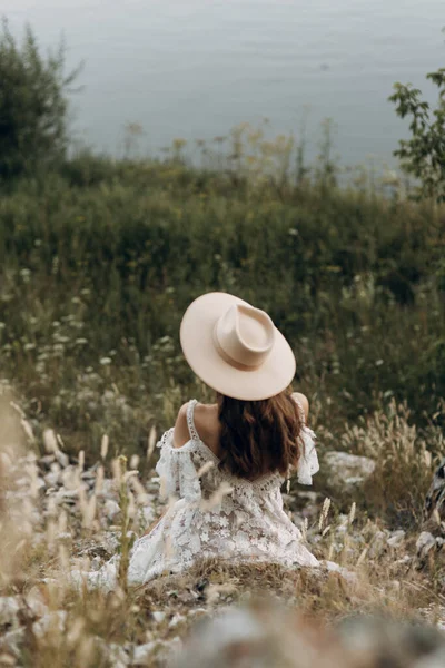 Bella sposa in natura in stile boho. Matrimonio in stile europeo di fineart al tramonto. — Foto Stock