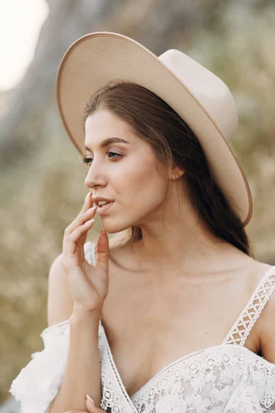 Hermosa novia en la naturaleza en estilo boho. Boda en el estilo europeo de fineart al atardecer . —  Fotos de Stock